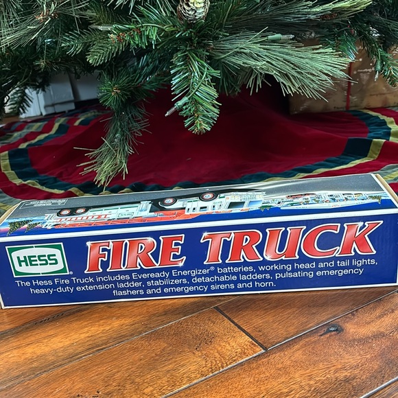 NEW (VTG) 2000 HESS Trucks Fire Truck - Picture 3 of 5